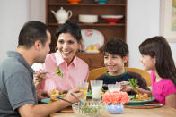 Insistir en comer juntos. Otro hallazgo de la investigación, determinó que comer en familia ayudaba a llevar hábitos de vida más saludables. - Foto: Ariel Skelley/Getty Images