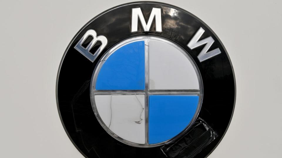 Das BMW-Logo vor der Konzernzentrale in der bayerischen Landeshauptstadt.