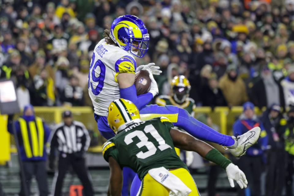 Rams tight end Tyler Higbee (89) makes a touchdown catch despite coverage by the Packers' Adrian Amos (31).