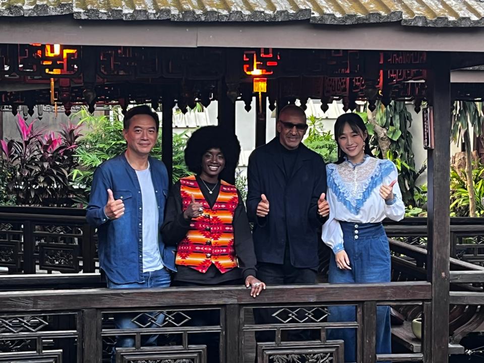張翰（左起）、非裔法籍演員妮娜美羅、導演席沙克、吳可熙在桃園拍攝《芳香嶺》。（圖／文策院提供）