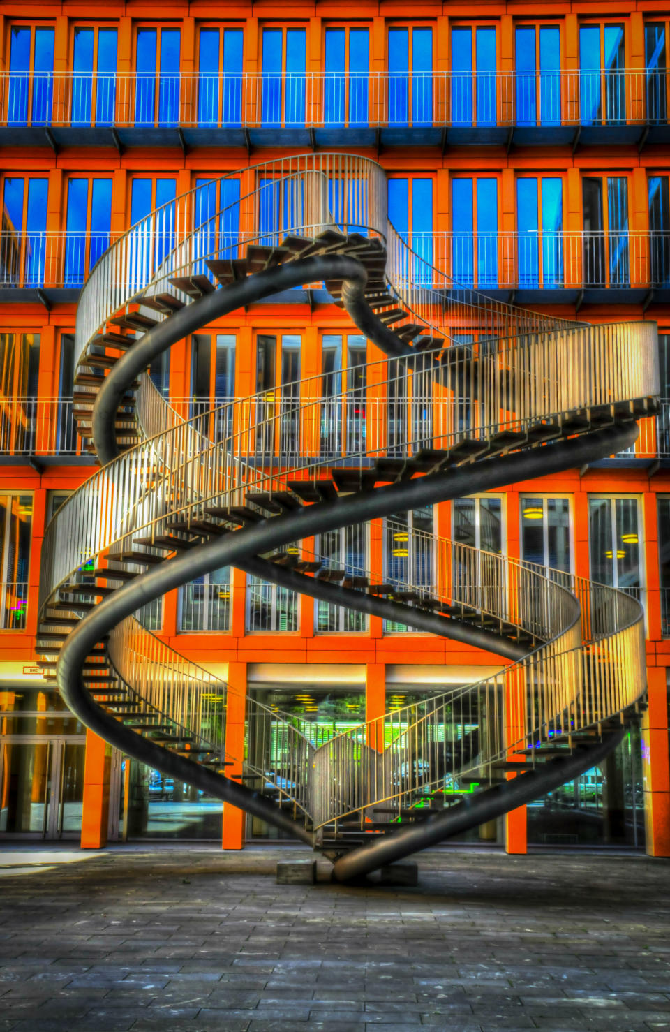 <p>En el interior de un complejo de oficinas de Múnich se oculta la moderna escultura de Olafur Eliasson. Fue inaugurada en 2004. (Foto: Wikimedia Commons / <a rel="nofollow noopener" href="https://commons.wikimedia.org/wiki/File:Wer_diese_Treppe_benutzt,_kommt_nie_an!_(9301458999).jpg" target="_blank" data-ylk="slk:Polybert49 / Heribert Pohl;elm:context_link;itc:0;sec:content-canvas" class="link ">Polybert49 / Heribert Pohl</a>). </p>