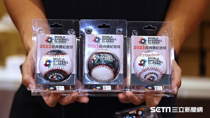 世界棒球經典賽週邊賣翻天，3款經典賽紀念球每天賣出上千顆。（圖／記者劉彥池攝影）