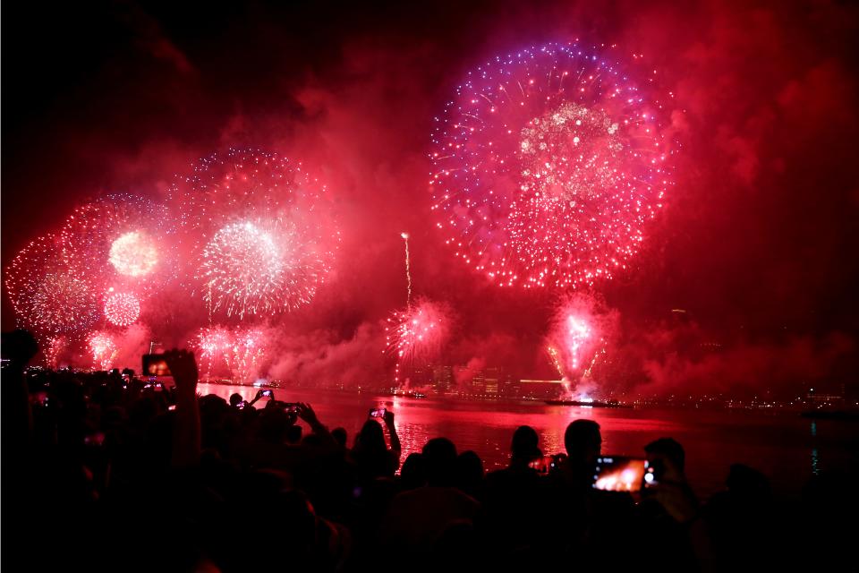 <p>People watch Fourth of July fireworks from Gantry Plaza State Park in Queens, N.Y., on July 4, 2018. (Photo: Mohammed Elshamy/Anadolu Agency/Getty Images) </p>