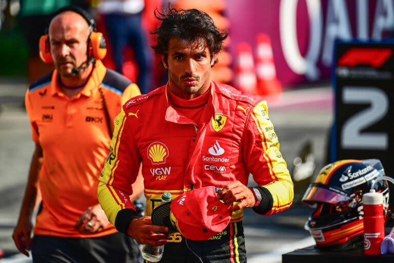 Sainz llega a su box luego de conquistar la pole en Italia