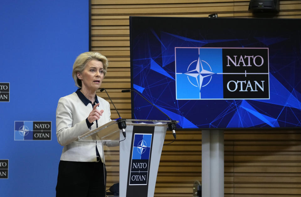 La presidenta de la Comisión Europea Ursula von der Leyen habla durante una conferencia de prensa en la sede de la OTAN, en Bruselas, el jueves 24 de febrero de 2022. (AP Foto/Virginia Mayo)