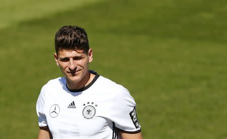 Foto del miércoles de Mario Gomez en el entrenamiento de la selección alemana en Ascona, Suiza. Mayo 25, 2016. REUTERS/Arnd Wiegmann