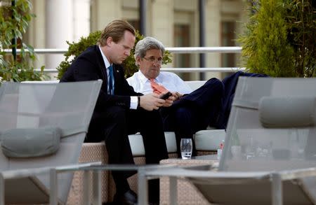 U.S. Secretary of State John Kerry (R) sits beside the hotel's pool with aide Jason Meininger during a break from his meeting with Russian Foreign Minister Sergei Lavrov in Geneva, Switzerland to discuss the crisis in Syria September 9, 2016.REUTERS/Kevin Lamarque