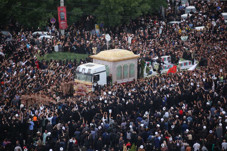 La gente asiste a una procesión fúnebre por el difunto presidente iraní Ebrahim Raisi, el ministro de Asuntos Exteriores Hossein Amirabdollahian y otros siete pasajeros y tripulantes que murieron en un accidente de helicóptero