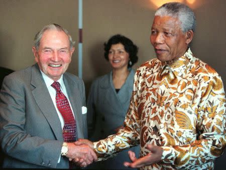 South Africa's President Nelson Mandela poses for photographers with David Rockefeller following a business breakfast held at the Rockefeller Center in New York, September 18. REUTERS