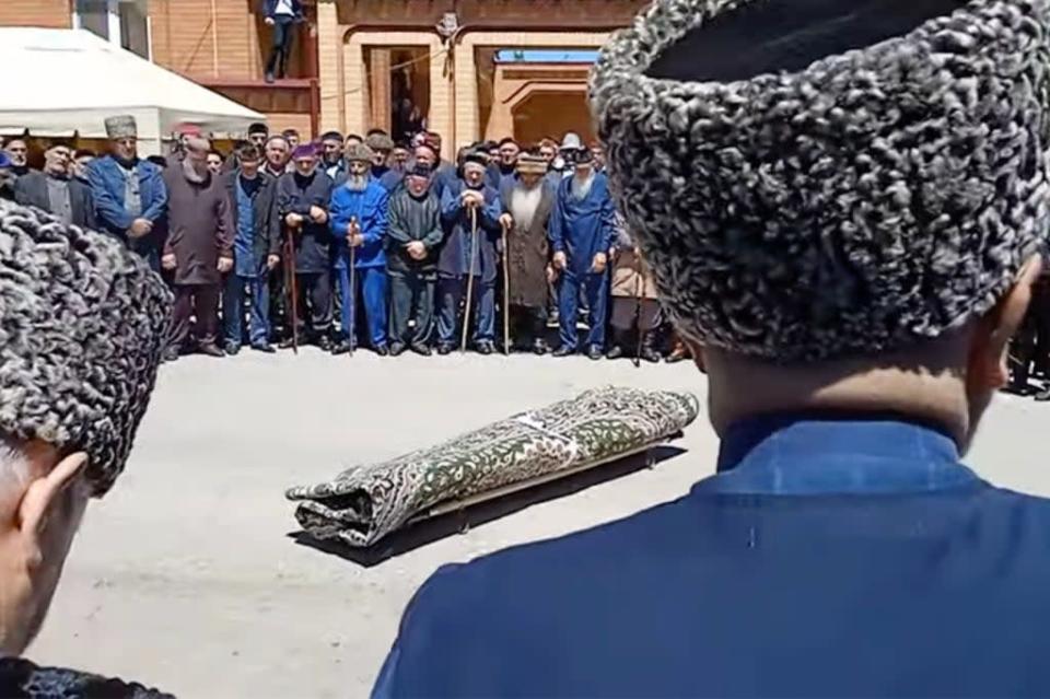 Местные жители присутствовали на похоронах российского десантника Хамехоева в Ингушетии в воскресенье (Социальные сети/e2w)