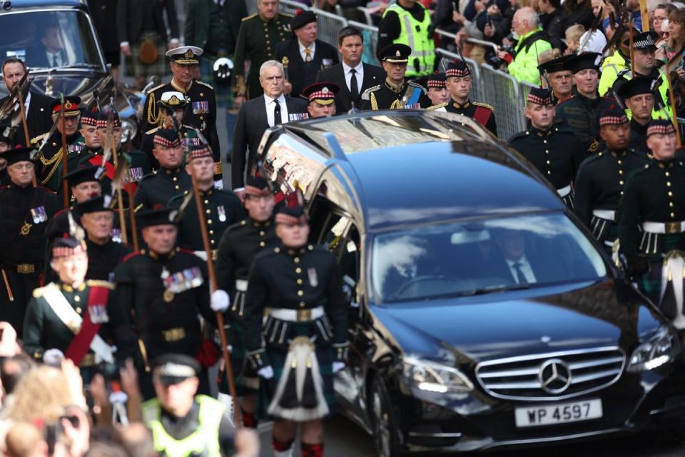 El rey Carlos, la princesa Anne, el príncipe Andrew y el príncipe Edward siguen el coche fúnebre que lleva el féretro de la reina Isabel de Gran Bretaña, en Edimburgo, Escocia (REUTERS)