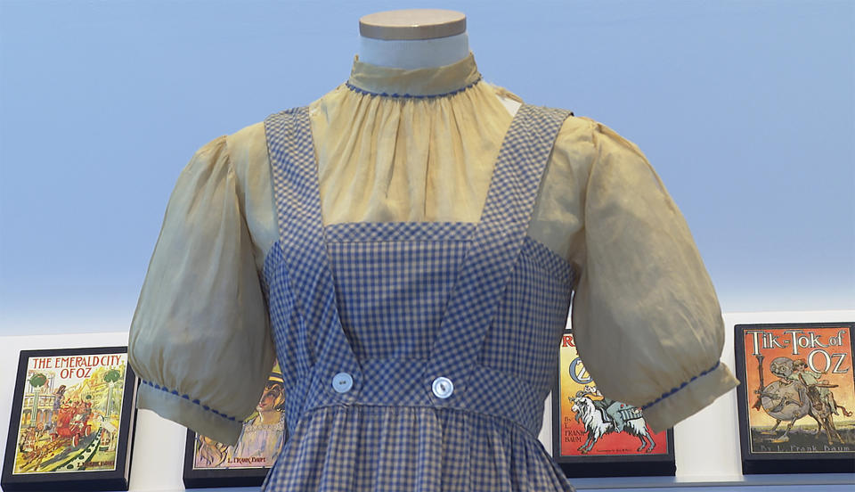 Un vestido a cuadros azul y blanco que usó Judy Garland en "Wizard of Oz" (“El mago de Oz”) es exhibido en la casa de subastas Bonhams en Nueva York el 25 de abril de 2022. Uno de los vestidos más emblemáticos en la historia del cine estadounidense será subastado tras ser descubierto en una caja de zapatos en la Universidad Católica de América después de décadas perdido. (Foto AP/Katie Vasquez)