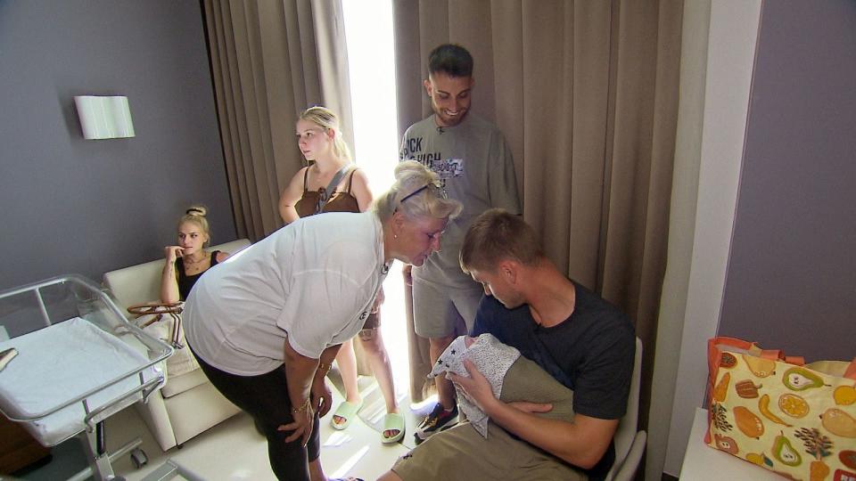 Ein süßer Winzling im Mittelpunkt: Oma Silvia, Papa Peter und Servet beäugen das neugeborene Baby Hope. (Bild: RTLZWEI)