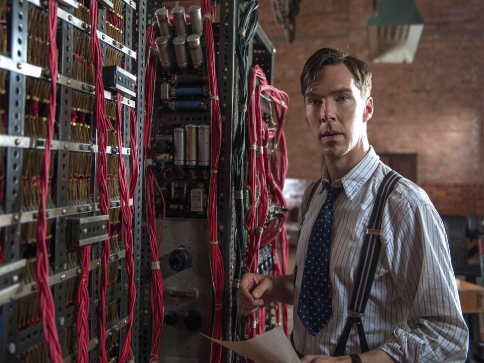 Nicht verpassen sollte man auch das Oscar-prämierte Meisterwerk "The Imitation Game – Ein streng geheimes Leben" am Montag, den 3.7. um 20.15 Uhr in der ARD. In dem Biopic schlüpft Hollywoodbeau Benedict Cumberbatch in die Rolle des Mathematikers Alan Turing. Als dieser wird er von dem britischen Geheimdienst während des Zweiten Weltkriegs dazu beauftragt, den als unentschlüsselbar geltenden Enigma-Code der deutschen Wehrmacht zu knacken. (Bild-Copyright: Snap Stills/REX Shutterstock)