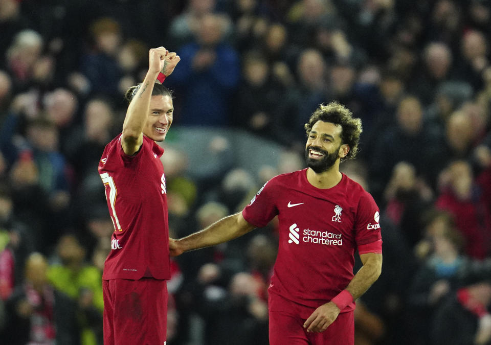 El uruguayo Darwin Núñez y el egipcio Mo Salah, de Liverpool, festejan al final de un partido de la Liga de Campeones ante Napoli, el martes 1 de noviembre de 2022 (AP Foto/Jon Super)