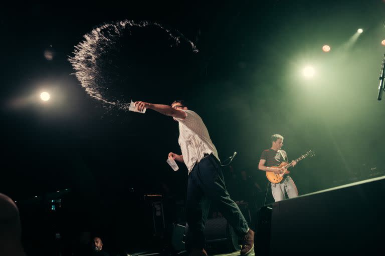 Agua para ustedes, parece decir Damon Albarn, que disfrutó tanto del show como el público