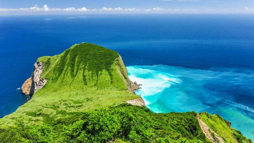 龜山島賞鯨登島半日遊，可以乘船出海觀賞海域常見的飛旋海豚、鯨魚與牛奶海景觀。