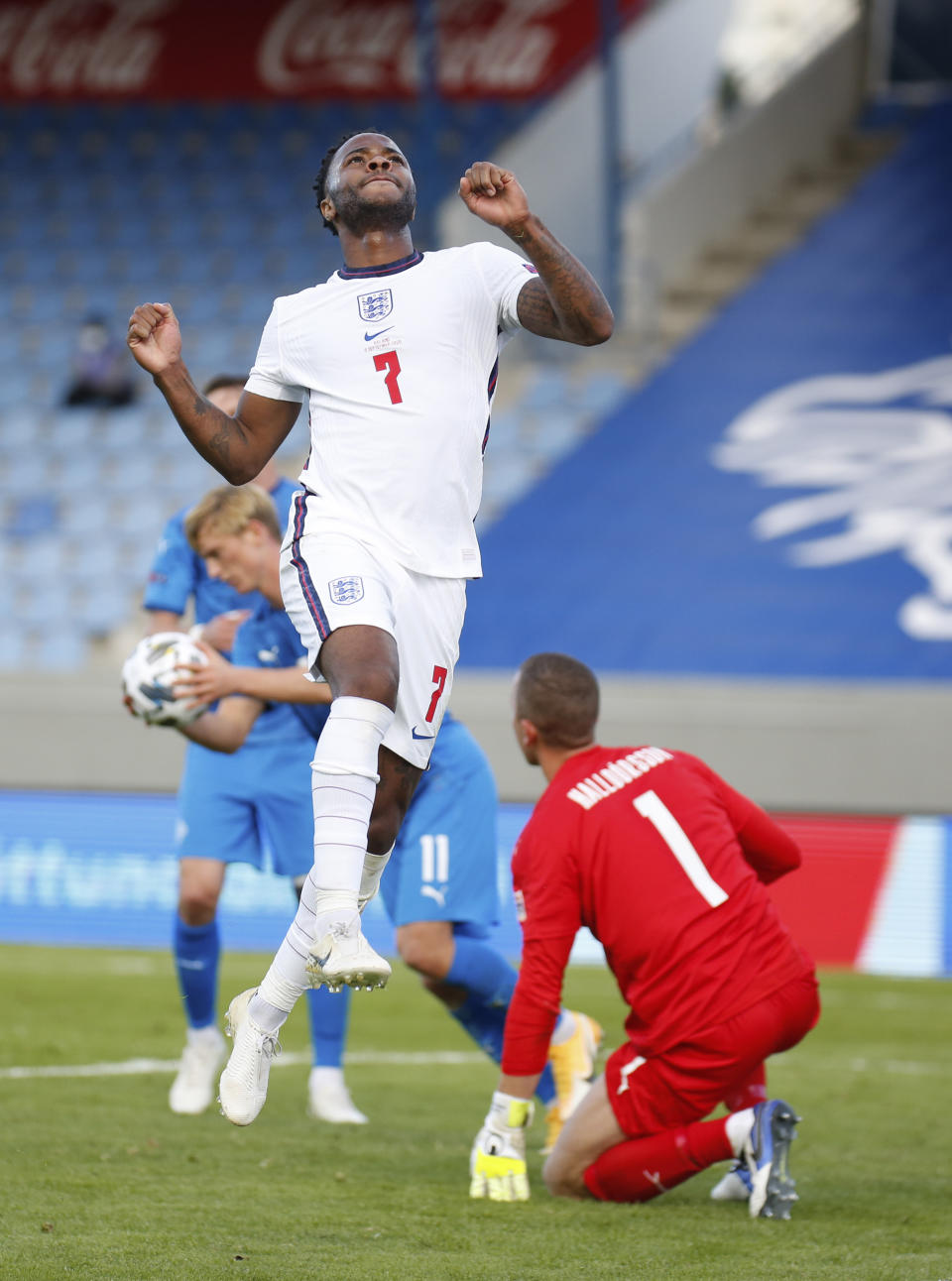 El delantero inglés Raheem Sterling celebra tras anotar un penal en un partido de la Liga de Naciones de la UEFA contra Islandia en Reikiavik el sábado, 5 de septiembre del 2020. Inglaterra ganó 1-0. (AP Foto/Brynjar Gunnarson)