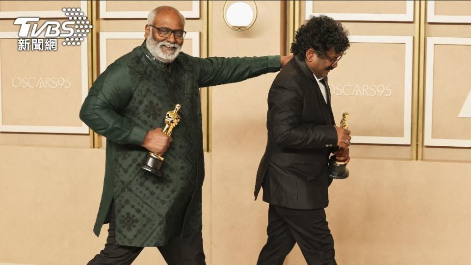 印度電影《雙雄起義》主題曲〈Naatu Naatu〉獲最佳原創歌曲獎，作曲者基拉瓦尼（MM Keeravani）與作詞者昌德拉鮑斯（Chandrabose）也留下有趣合影。（圖／達志影像路透社）