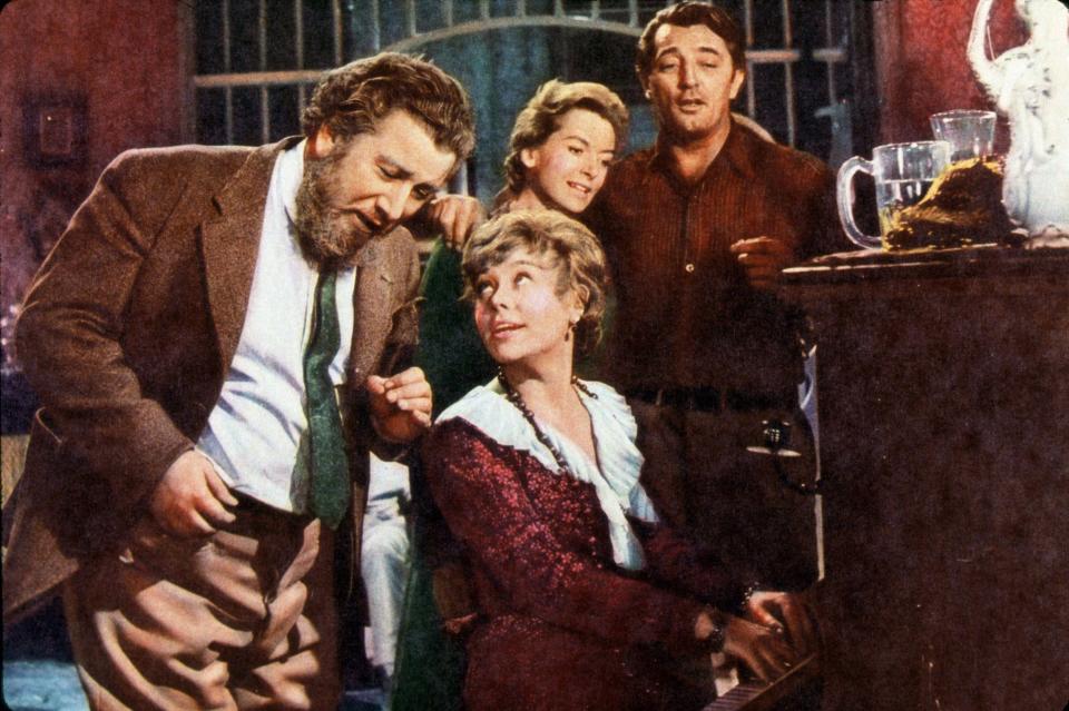 Glynis John with, from left, Peter Ustinov, Deborah Kerr and Robert Mitchum in The Sundowners (1960)