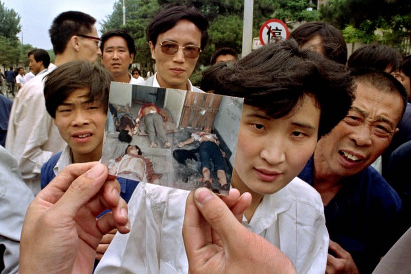 1989年6月4日，六四天安門事件爆發，北京當局血腥鎮壓示威學生（美聯社）