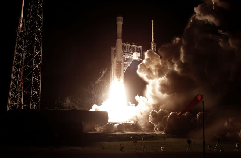 FOTO DE ARCHIVO: La nave espacial Boeing CST-100 Starliner, sobre un cohete ULA Atlas V, despega para una prueba de vuelo orbital sin tripulación a la Estación Espacial Internacional