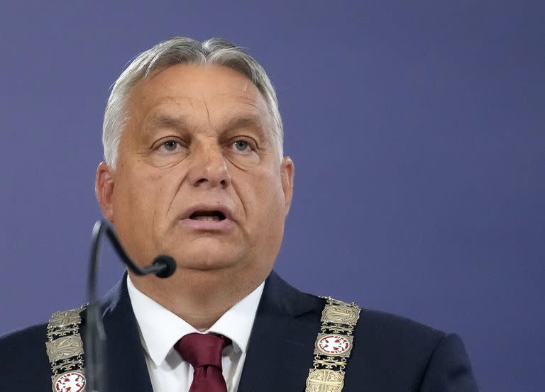 El primer ministro de Hungría, Viktor Orban, habla durante una conferencia de prensa con el presidente de Serbia, Aleksandar Vucic, en Belgrado, Serbia, el viernes 16 de septiembre de 2022. (AP Foto/Darko Vojinovic)