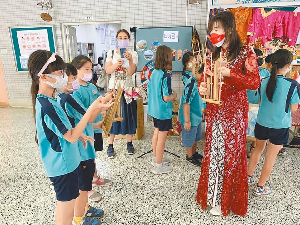 桃園市中原國小透過活動教導學生認識印尼文化。（桃園市中原國小提供／林志成台北傳真）