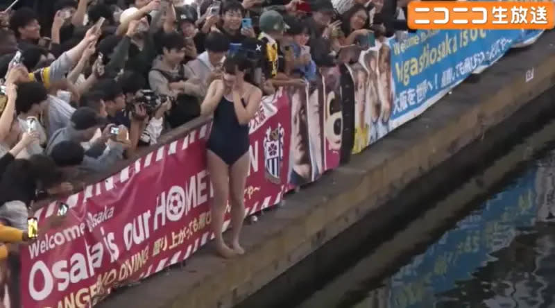 ▲一位提前準備好泳裝的阪神虎球迷，在所有人的簇擁聲下跳入河中。（圖／取自nicovideo）