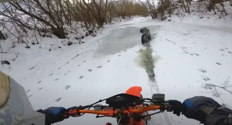 ▲▲兩名車手在冰層上騎乘越野摩托車，結果摔落結冰的河裡。（圖/YT@MX Live 21）