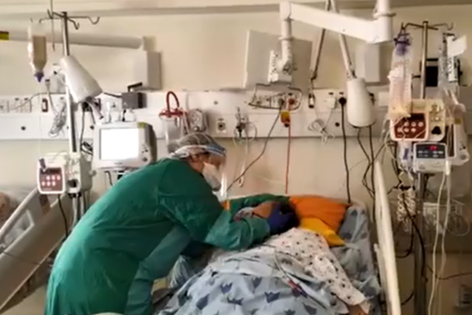 Image: Rinat Vita Dishlo says goodbye to her mother, Vita Bat Sheva, dying of coronavirus at Tel Aviv Sourasky Medical Center in Israel. (Tel Aviv Sourasky Medical Center)