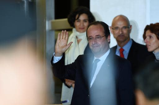 El presidente de Francia, François Hollande, saluda tras su llegada al aeropuerto internacional Benito Juárez en Ciudad de México, el 10 da abril de 2014 (AFP | Yuri Cortez)