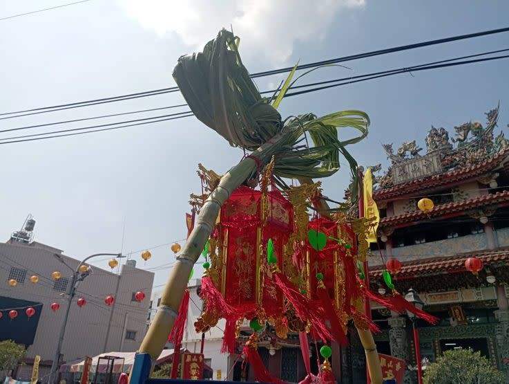 鳳山寺的甘蔗花燈(添丁進財燈) 。(記者黃福鎮攝)