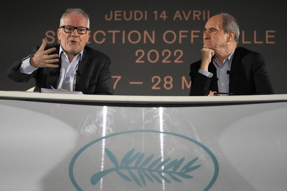 El delegado general del festival, Thierry Fremaux, a la izquierda, y el presidente del festival, Pierre Lescure, dan una conferencia de prensa para anunciar la programación del Festival de Cine de Cannes, en su 75a edición, el jueves 14 de abril de 2022 en París. El evento está previsto del 17 al 28 de mayo de 2022. (Foto AP/Francois Mori)