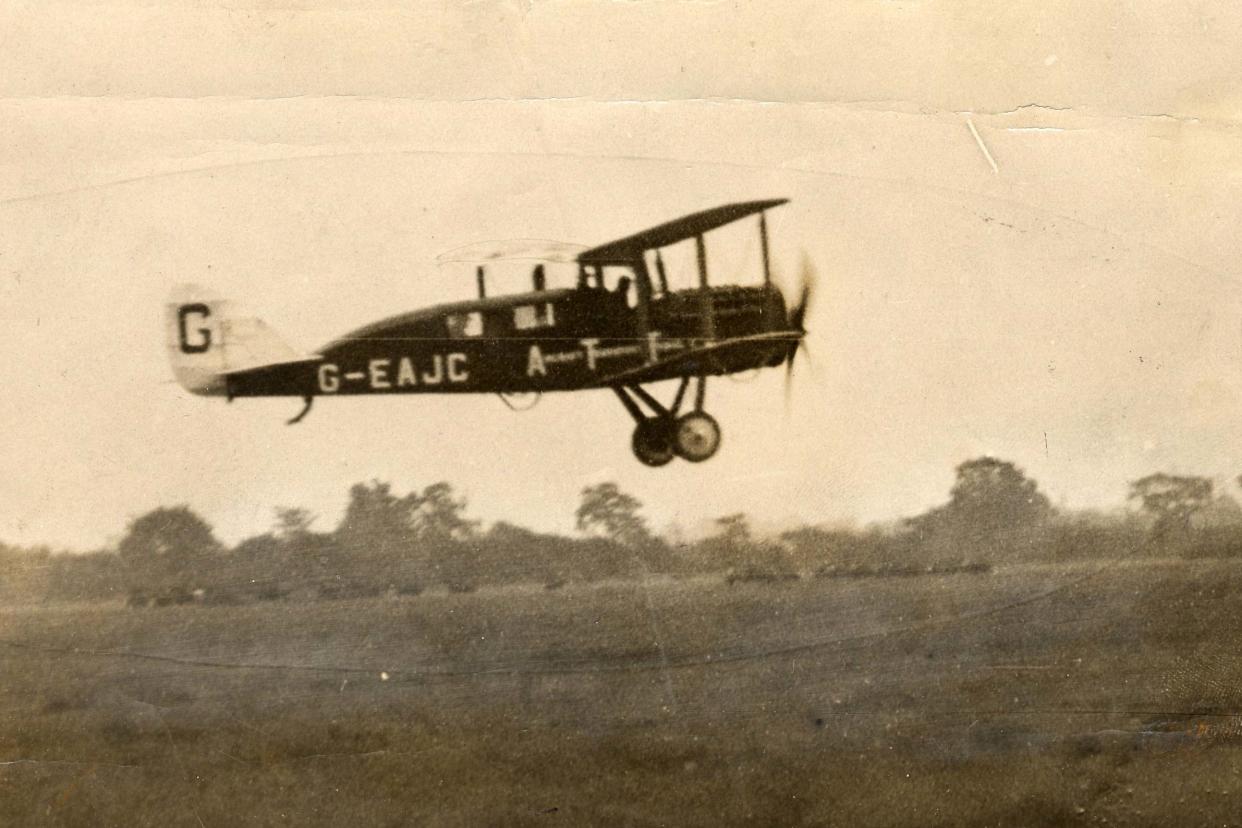 The first regular passenger air service between Hounslow and Paris taking off from Hounslow: British Illustrations