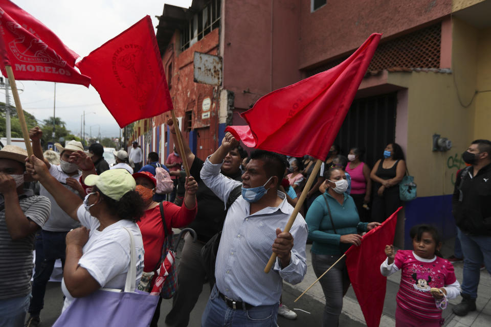 Manifestantes protestan contra el presidente mexicano Andrés Manuel López Obrador para exigir que cumpla sus promesas mientras éste visitaba un hospital público en Cuernavaca, México, el viernes 19 de junio de 2020. (AP Foto/Fernando Llano)