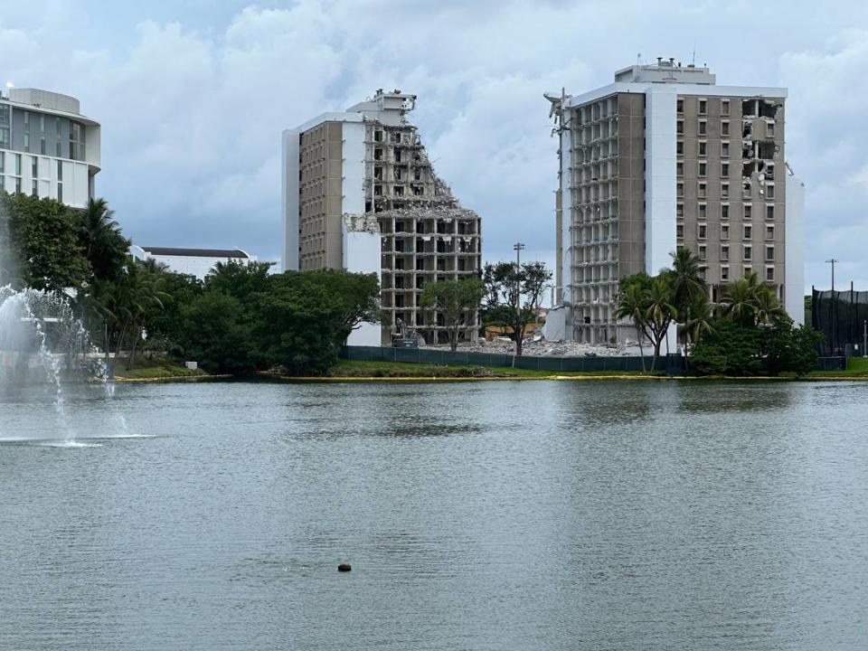 Dos torres de dormitorios de la Universidad de Miami (UM), pilares alrededor del lago Osceola del campus desde la década de 1960, serán demolidas el 23 de julio de 2024 como parte del plan Centennial Village de la escuela para construir más viviendas para los estudiantes.