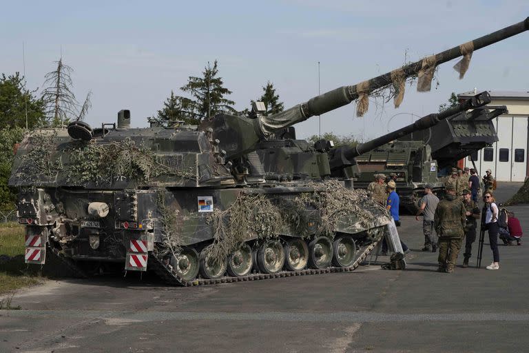 Un obús blindado Panzerhaubitze 2000 está estacionado durante un ejercicio del Ejército de EE. UU. en Grafenwoehr, Alemania