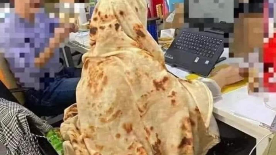 一名網友在在上班時間披上「印度煎餅」披肩。（圖／翻攝自臉書）