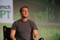 <p>El director ejecutivo de Facebook ha prometido recientemente que comerá más sano y que practicará ejercicio físico. Sin embargo, en 2011 sus hábitos alimenticios <a href="http://www.inc.com/chris-matyszczyk/the-surprising-breakfast-habits-of-great-entrepreneurs.html" rel="nofollow noopener" target="_blank" data-ylk="slk:eran bastante raros;elm:context_link;itc:0;sec:content-canvas" class="link "><b>eran bastante raros</b></a>: se planteó el reto de comer únicamente la carne de los animales que él matase. Ese año cocinó un cerdo que había matado y le cortó la garganta a una cabra. Estamos convencidos de que no se vanaglorió de ello.</p><p><a href="http://www.thedailymeal.com/" rel="nofollow noopener" target="_blank" data-ylk="slk:thedailymeal.com;elm:context_link;itc:0;sec:content-canvas" class="link "><b>thedailymeal.com</b></a><br></p>