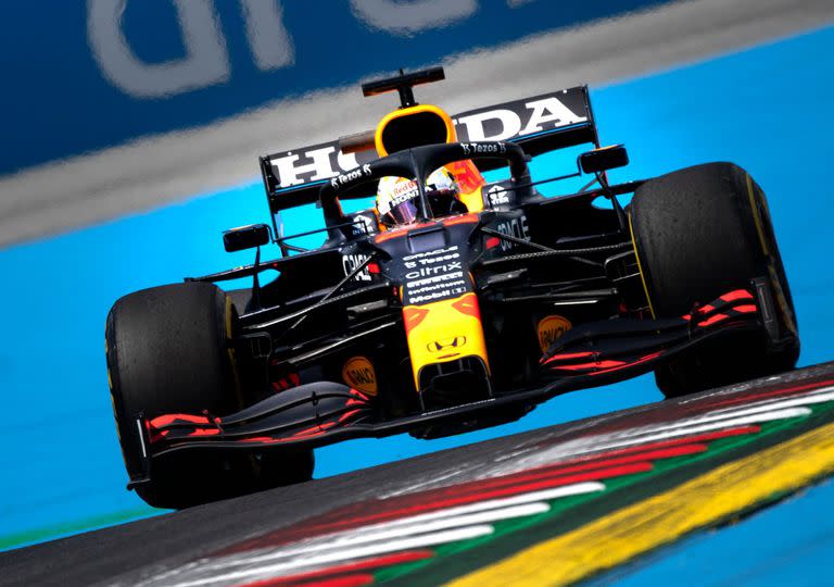 Max Verstappen, con Red Bull, fue el más rápido en las prácticas del viernes y aparece favorito para lograr la pole position del Gran Premio de Estiria, en Austria.