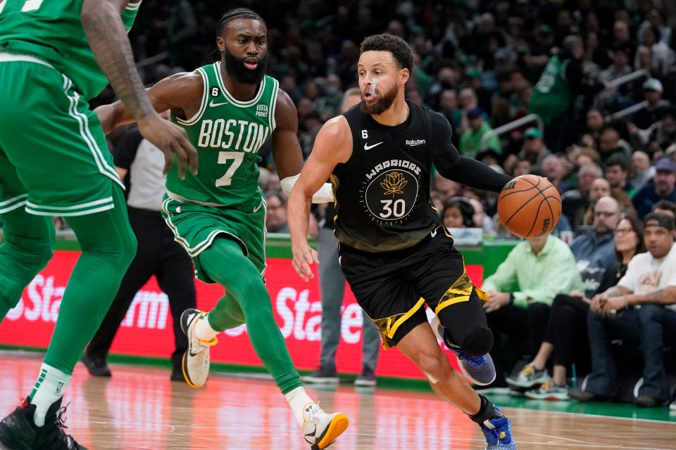 Golden State Warriors guard Stephen Curry (30) drives toward the basket past Boston Celtics guard Jaylen Brown (7) in the first half of an NBA basketball game, Thursday, Jan. 19, 2023, in Boston. (AP Photo/Steven Senne)