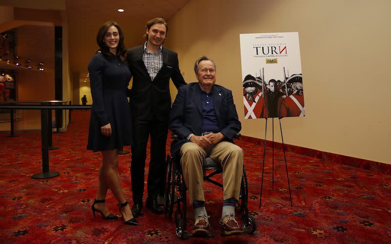 From left, actress Heather Lind, actor Seth Numrich and former U.S. president George H. W. Bush pose for a photo at a private screening for the AMC series ‘TURN’ on March 29, 2014, in Houston, Texas. Photo from Aaron M. Sprecher/Invision for AMC/AP/CP