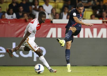 Monaco's Elderson Echiejile (L) challenges Paris St Germain's Angel Di Maria during their Ligue 1 soccer match at Louis II stadium in Monaco August 30, 2015. REUTERS/Eric Gaillard