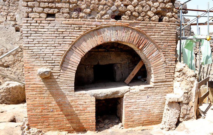 The oven is enough to produce 100 loaves of bread per day.