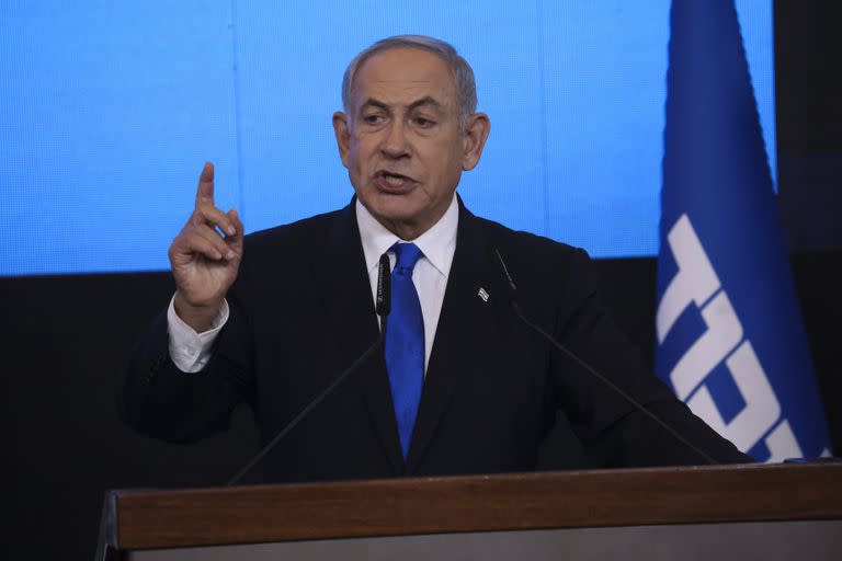 Benjamin Netanyahu, ex primer ministro de Israel y presidente del Partido Likud, durante un discurso a sus simpatizantes después de darse a conocer los primeros resultados de las encuestas a pie de urna para la elección parlamentara israelí en las instalaciones del partido, el 2 de noviembre de 2022, en Jerusalén.