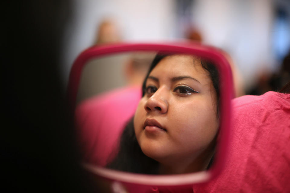 <p>Una chica mira cómo le ha quedado el maquillaje antes de elegir su vestido de graduación en la donación de <em>Operation School Bell</em> para estudiantes de bajos ingresos y sin hogar de Los Ángeles el 29 de marzo de 2017 (Foto: Lucy Nicholson/<em>Reuters</em>). </p>