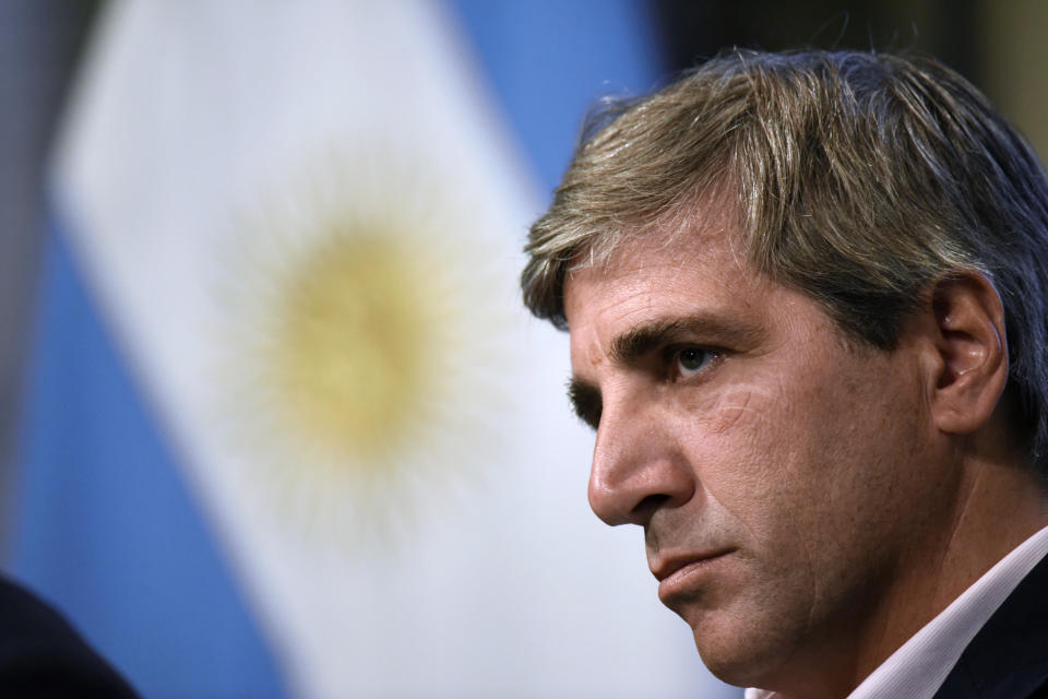 El recién elegido presidente del Banco Central de Argentina Luis Caputo es un hombre cercano al presidente Mauricio Macri y tendrá como misión la restauración de la confianza en la economía argentina (AFP/Archivos | Eitan ABRAMOVICH).