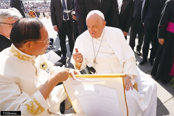 洪博士與教宗分享並致贈《世界之愛和平宣言》，教宗豎起大拇指認同肯定。