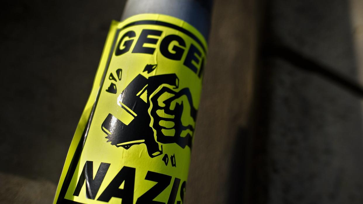 Ein Aufkleber «Gegen Nazis» klebt an einem Straßenschild in Dresden. - Die sächsische Landeshauptstadt will nach einem Beschluss des Stadtrats künftig die demokratische Alltagskultur stärken und Minderheiten sowie Opfer rechter Gewalt besser schützen.